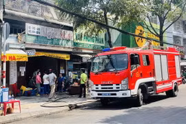 Hiện trường căn nhà bị cháy khiến hàng chục khách dự đám giỗ hoảng loạn tháo chạy. (Ảnh: Lê Xuân/TTXVN) 