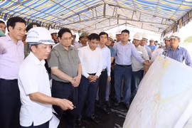 Thủ tướng Phạm Minh Chính xem sơ đồ dự án tuyến đường bộ cao tốc Phan Thiết-Vĩnh Hảo. (Ảnh: Dương Giang/TTXVN)
