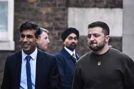 Thủ tướng Anh Rishi Sunak (trái) và Tổng thống Ukraine Volodymyr Zelensky tại cuộc gặp ở London, Anh, ngày 8/2. (Ảnh: AFP/TTXVN)