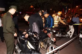 Lực lượng chức năng xử lý vi phạm. (Nguồn: Vietnam+)