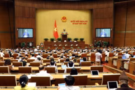 Bộ trưởng Bộ Quốc phòng Phan Văn Giang trình bày Tờ trình về dự án Luật Quản lý, bảo vệ công trình quốc phòng và khu quân sự. (Ảnh: An Đăng/TTXVN)