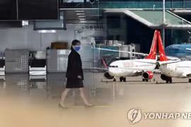Nhân viên một hãng hàng không tại sân bay. (Nguồn: Yonhap)