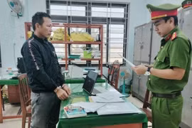 Công an huyện Tư Nghĩa đọc lệnh bắt khẩn cấp đối tượng Trương Đình Nhạt. (Ảnh: Công an huyện Tư Nghĩa cung cấp)