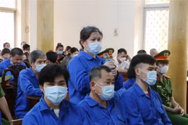 Bị cáo Nguyễn Thị Thủy Liên và đồng phạm tại phiên tòa sơ thẩm. (Ảnh: Công Mạo/TTXVN)