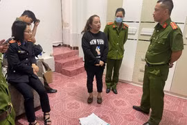 Lực lượng chức năng tiến hành khám xét chỗ ở của Võ Thị Hồng Phúc. (Nguồn: Báo Lâm Đồng)