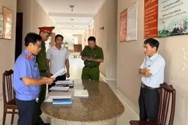 Cơ quan chức năng đọc quyết định khởi tố bị can đối với Nguyễn Văn Đức. (Ảnh: TTXVN phát)