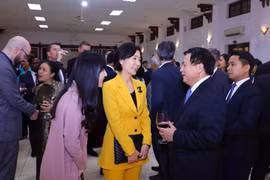 Giám đốc Học viện Chính trị Quốc gia Hồ Chí Minh Nguyễn Xuân Thắng với đại diện các Đại sứ quán và các tổ chức quốc tế. (Ảnh: Văn Điệp/TTXVN)