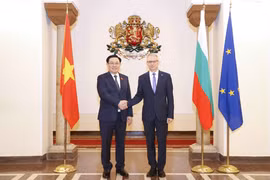 Chủ tịch Quốc hội Vương Đình Huệ hội kiến Thủ tướng Bulgaria Nikolai Denkov. (Ảnh: Doãn Tấn/TTXVN)