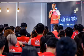 Ông Wayne Besant, Tổng Giám đốc AIA Việt Nam chia sẻ tại buổi ra mắt sản phẩm. (Ảnh: Thành Chung/Vietnam+)