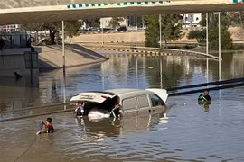 Cảnh ngập lụt ở thành phố miền Đông Derna, Libya ngày 12/9. (Ảnh: AFP/TTXVN)