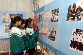 Các em học sinh tham quan trưng bày chuyên đề 'Đồng chí Nguyễn Lương Bằng - tấm gương người cộng sản mẫu mực.' (Ảnh: Mạnh Tú/TTXVN)