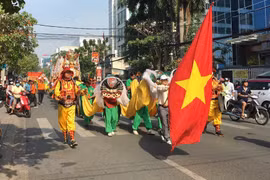 Đoàn nghinh Thần di chuyển qua nhiều tuyến đường thuộc thành phố Biên Hòa, Đồng Nai. (Ảnh: Công Phong/TTXVN)