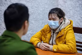 Công an lấy lời khai của đối tượng Lành. (Nguồn: Công an nhân dân)