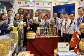Quảng bá sản phẩm của Việt Nam tại Hội chợ Thương mại Quốc tế ở Ấn Độ. (Ảnh: Ngọc Thúy/TTXVN)
