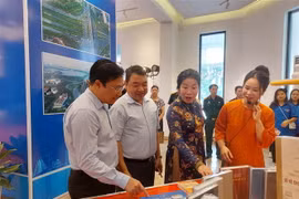 Các đại biểu tham quan triển lãm. (Ảnh: Đinh Thuận/TTXVN)