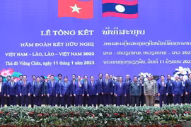 Thủ tướng Phạm Minh Chính và Thủ tướng Lào Sonexay Siphandone cùng các đại biểu tại Lễ tổng kết Năm Đoàn kết Hữu nghị Việt Nam-Lào, Lào-Việt Nam 2022. (Ảnh: Dương Giang/TTXVN)