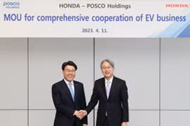 Đại diện Posco và Honda tại buổi ký kết biên bản ghi nhớ. (Nguồn: Posco)