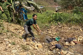 Cơ quan công an dựng lại hiện trường vụ K'Hài sát hại con rể. (Nguồn: Công an nhân dân)