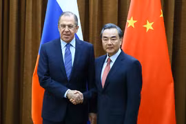 Ngoại trưởng Nga Sergey Lavrov và người đồng cấp Trung Quốc Vương Nghị trong một cuộc gặp. (Nguồn: Đại sứ quán Trung Quốc tại Philippines)