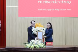 Bà Nguyễn Thị Thu Hà, Ủy viên Trung ương Đảng, Bí thư Tỉnh ủy Ninh Bình, trao quyết định cho ông Mai Văn Tuất, tân Phó Bí thư Tỉnh ủy Ninh Bình. (Ảnh: Đức Phương/TTXVN)