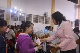 Tặng quà Tết cho người lao động có hoàn cảnh khó khăn. (Nguồn: TTXVN)