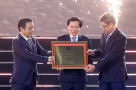 Ông Hoàng Đạo Cương, Thứ trưởng Bộ Văn hóa, Thể thao và Du lịch trao Bằng công nhận của UNESCO ghi danh Nghệ thuật làm gốm của người Chăm vào Danh sách Di sản Văn hóa Phi vật thể cần bảo vệ khẩn cấp cho tỉnh Ninh Thuận. (Ảnh: Thống Nhất/TTXVN)