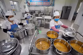 Chuẩn bị đồ ăn cho học sinh bán trú. (Nguồn: TTXVN)