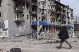 Tòa nhà bị hư hại do xung đột tại Mariupol, Ukraine, ngày 17/4/2022. (Ảnh: THX/TTXVN)