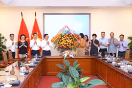 Bí thư Thành ủy Hà Nội Đinh Tiến Dũng chúc mừng TTXVN nhân kỷ niệm 98 năm Ngày Báo chí Cách mạng Việt Nam. (Ảnh: An Đăng/TTXVN)