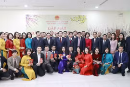 Chủ tịch Quốc hội Vương Đình Huệ gặp mặt đầu Xuân với cán bộ, công chức, viên chức, người lao động Viện Nghiên cứu lập pháp. (Ảnh: Doãn Tấn/TTXVN)