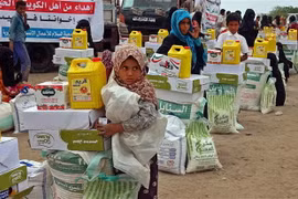 Người dân nhận hàng cứu trợ ở Hays, tỉnh Hodeida, miền Tây Yemen. (Ảnh: AFP/TTXVN)