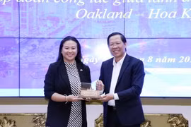 Ông Phan Văn Mãi, Chủ tịch UBND Thành phố Hồ Chí Minh tiếp bà Sheng Thao, Thị trưởng thành phố Oakland, bang California, Hoa Kỳ. (Ảnh: Xuân Khu/TTXVN)