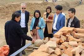 Trưởng đại diện UNESCO kiểm tra công tác bảo tồn Di sản văn hóa thế giới Thành nhà Hồ. (Ảnh: Hoa Mai/TTXVN)