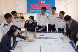 Sỹ quan tham mưu của hai bên trao đổi phương án huấn luyện tìm kiếm cứu nạn trên biển. (Ảnh: Đoàn Hữu Trung/TTXVN)