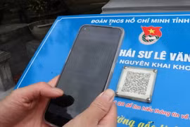 Du khách quét mã QR Code để tìm hiểu về di tích. (Ảnh minh họa. Nguồn: TTXVN)