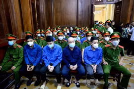 Bị cáo Hồ Ngọc Tài (thứ 2, bên phải) bị tuyên án tù chung thân. (Ảnh: Thành Chung/TTXVN)