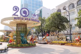Biểu tượng dấu ấn 20 năm Đường hoa Nguyễn Huệ. (Ảnh: Mỹ Phương/TTXVN)