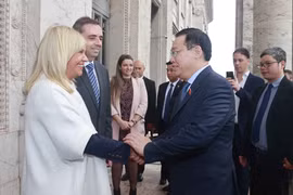Chủ tịch Thượng viện Uruguay Beatriz Argimon và Chủ tịch Hạ viện Uruguay Sebastian Andujar đón Chủ tịch Quốc hội Vương Đình Huệ. (Ảnh: Doãn Tấn/TTXVN)