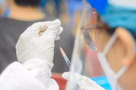 Tiêm vaccine ngừa COVID-19. (Nguồn: TTXVN)