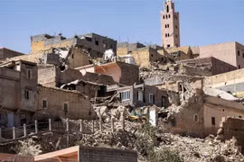 Nhiều ngôi nhà bị phá hủy sau trận động đất ở Moulay Brahim, tỉnh Al-Haouz, Maroc. (Ảnh: AFP/TTXVN)