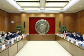 Tổng Thư ký, Chủ nhiệm Văn phòng Quốc hội Bùi Văn Cường hội đàm với Tổng thư ký Thượng viện Campuchia Oum Sarith. (Ảnh: Phạm Kiên/TTXVN)