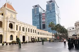 Một trong những đoàn khách đầu tiên tham gia chương trình tham quan Di tích Kiến trúc nghệ thuật cấp Quốc gia Trụ sở Hội đồng Nhân dân và Ủy ban Nhân dân Thành phố Hồ Chí Minh là thành viên Hội cựu chiến binh thành phố. (Ảnh: Mỹ Phương/TTXVN)