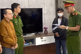 Cơ quan điều tra thực hiện lệnh bắt giam Hoàng Quang Huy - Trưởng Phòng Kế hoạch-Tài chính Trường Đại học Bách khoa-Đại học Đà Nẵng hồi tháng 2/2023. (Ảnh: TTXVN phát)