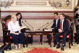 Ông Dương Anh Đức (phải), Phó Chủ tịch Ủy ban Nhân dân Thành phố Hồ Chí Minh tiếp giáo sư Claire Macken (trái), tân Tổng Giám đốc Học viện Công nghệ Hoàng gia Melbourne, Australia. (Ảnh: Xuân Khu/TTXVN)