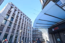 Biểu tượng ngân hàng UBS (phải) và Credit Suisse (trái) tại Geneva, Thụy Sĩ. (Ảnh: THX/TTXVN)