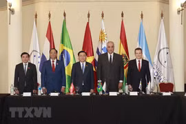 Chủ tịch Quốc hội Vương Đình Huệ hội đàm với ông Gustavo Penades, Chủ tịch Nghị viện Mercosur. (Ảnh: Doãn Tấn/TTXVN)
