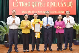 Trưởng ban Tổ chức Trung ương Trương Thị Mai và các đồng chí Thường trực Thành ủy chúc mừng ông Nguyễn Văn Hiếu. (Nguồn: thanhuytphcm.vn)