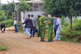 Lực lượng chức năng khám nghiệm hiện trường, nơi vụ việc nổ súng gây thương tích cho một người tại làng Brel, xã la Dêr, huyện Ia Grai (Gia Lai). (Ảnh: TTXVN phát)