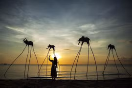 Du khách trải nghiệm không gian hoàng hôn trên Bãi Trường, nơi được cho là địa điểm ngắm hoàng hôn đẹp nhất Việt Nam. (Ảnh: Hồng Đạt/TTXVN)