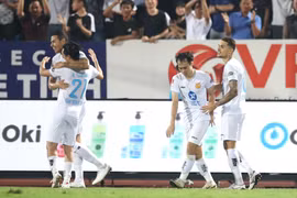 Hendrio (ngoài cùng bên phải) ghi bàn gỡ hòa 1-1 cho Thép Xanh Nam Định trước đội khách Sông Lam Nghệ An. (Ảnh: TXNĐ)